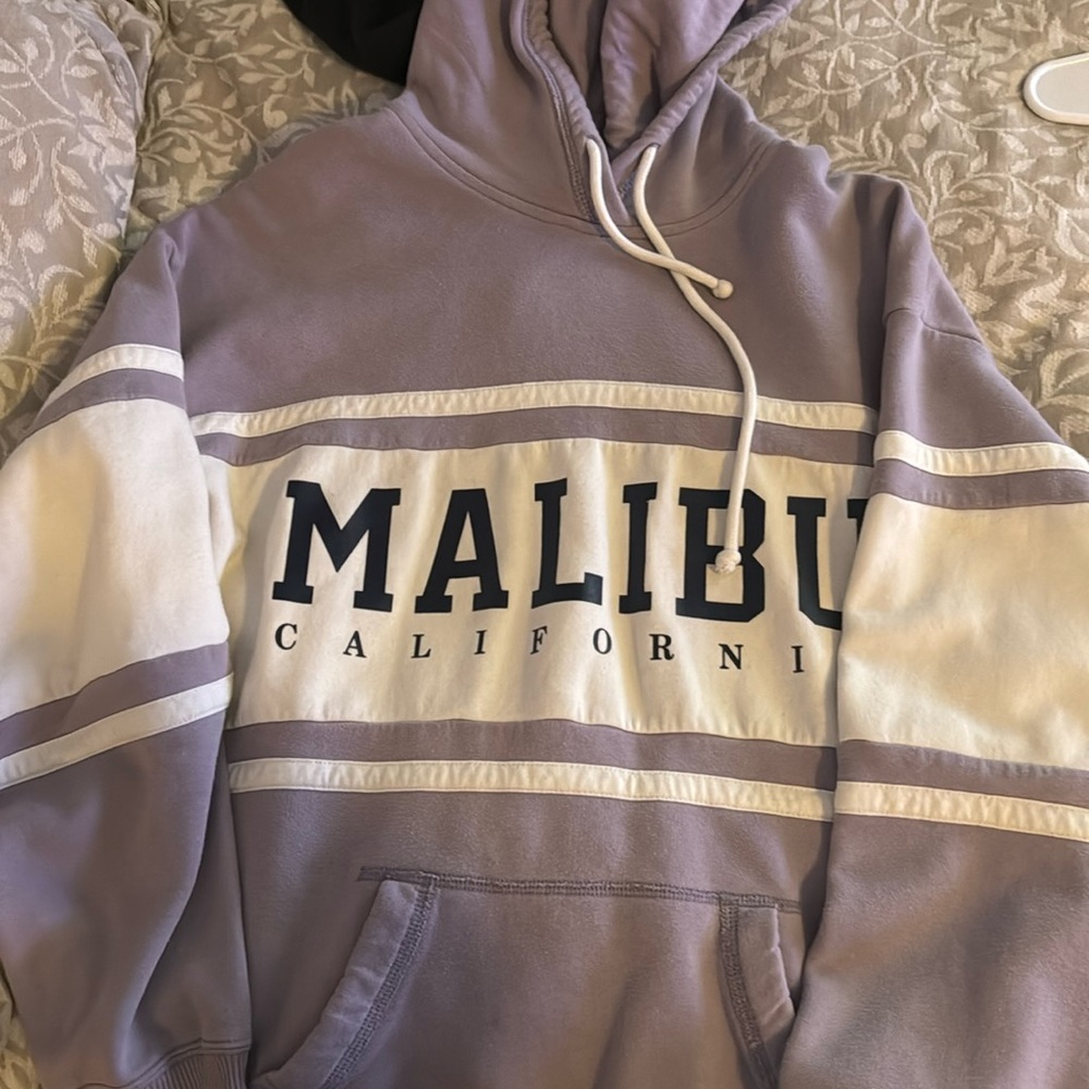 Hollister hoodie used like new just don’t wear it anymore